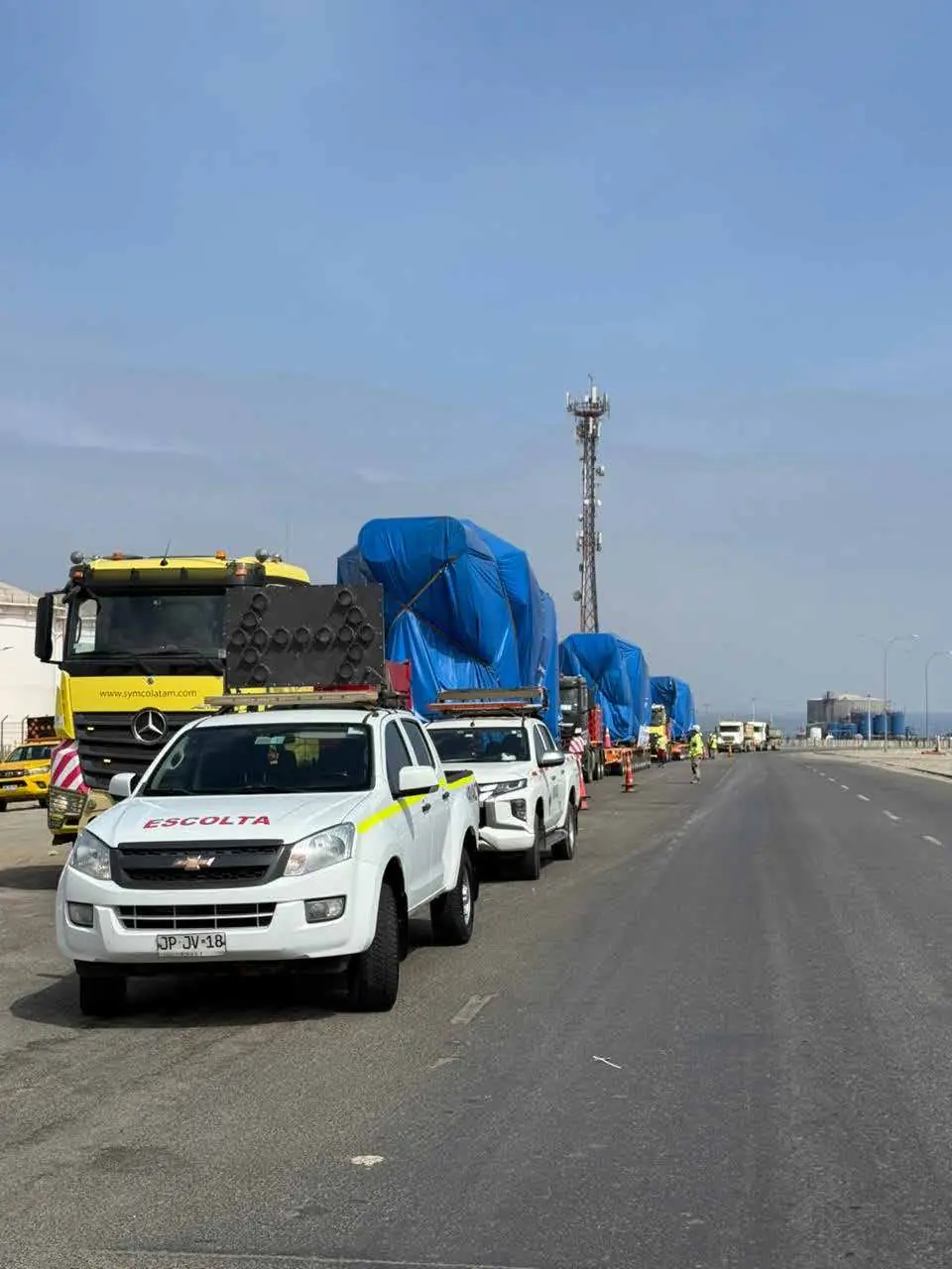 Convoy con camioneta de escolta VAYAC en ruta