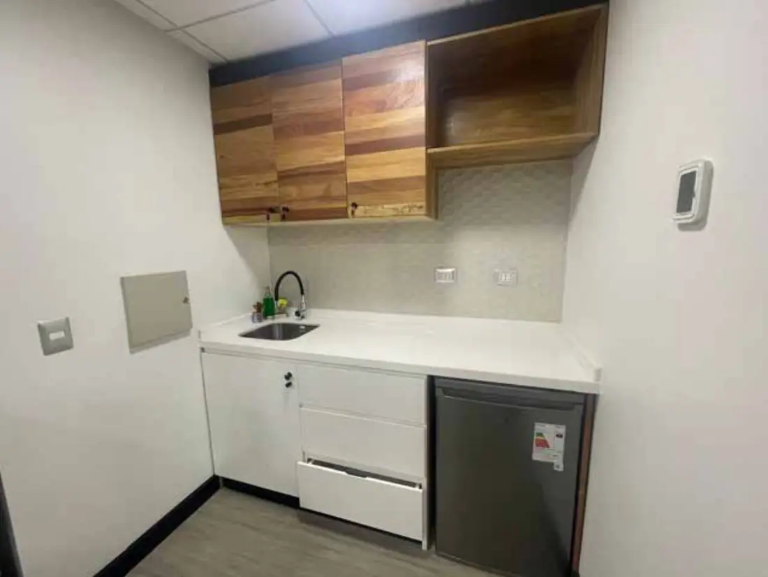 Kitchenette con mobiliario de madera